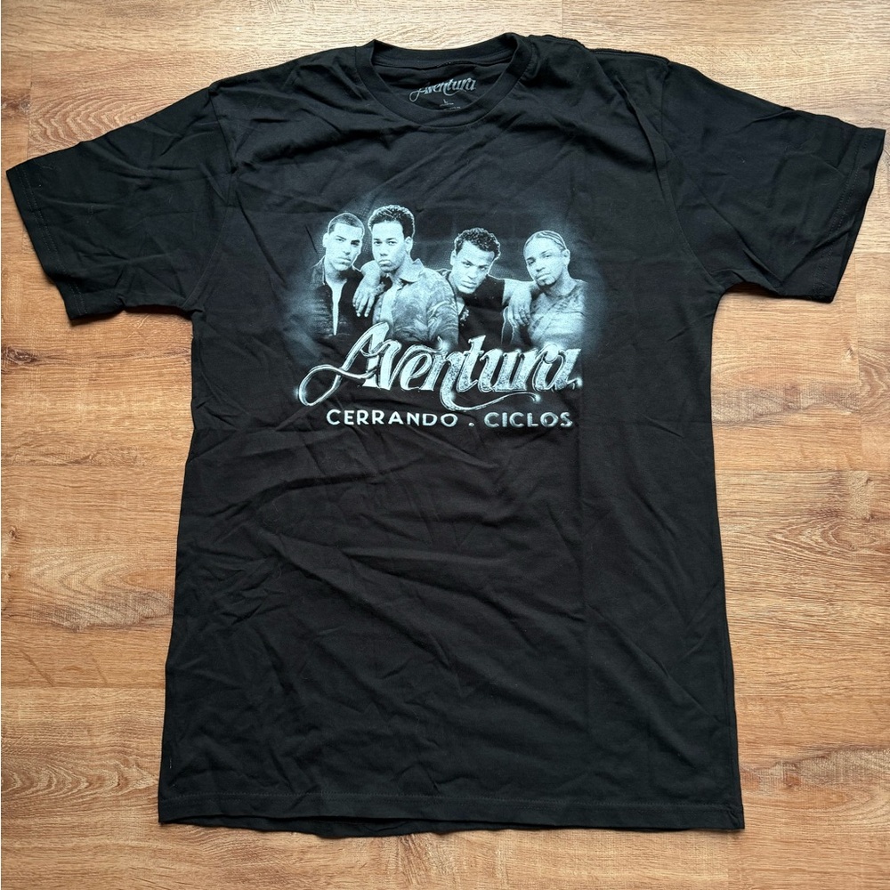 Aventura Black 'Cerrando Ciclos' Graphic Tee